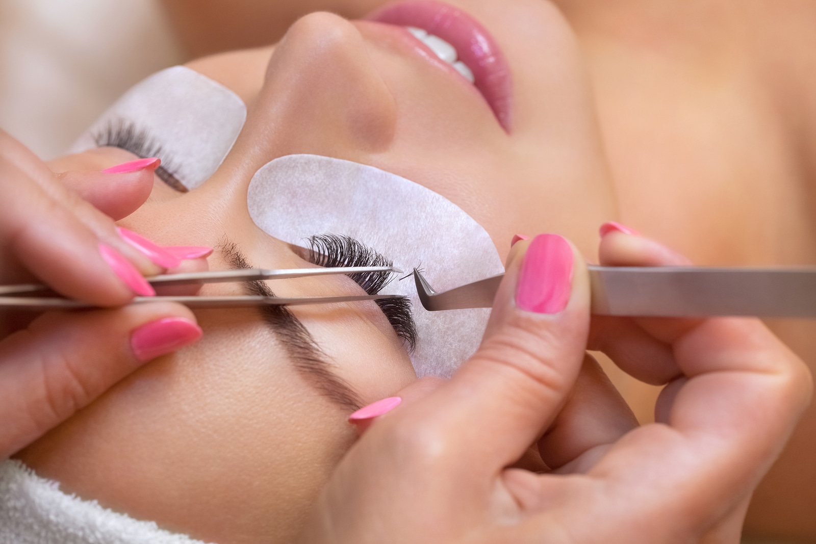 Aplicación de extensiones de pestañas pelo por pelo